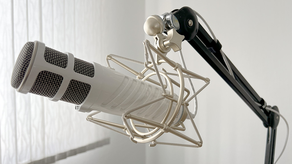 Das Rode Podcaster ist ein USB-Mikrofon, das hier von einer Spinne gehalten an einem Schwenkarm montiert ist